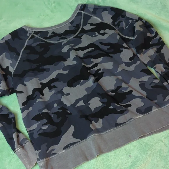 Champion Camo Crewneck Sweater Women's Large - Picture 6 of 6